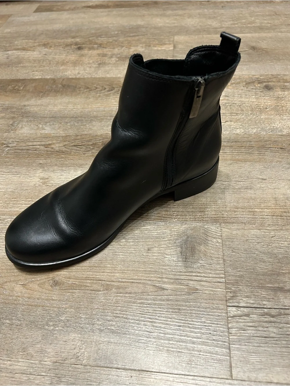 La CANADIENNE Women’s Size 8 Black Leather Chelsea Ankle Boots Pull On